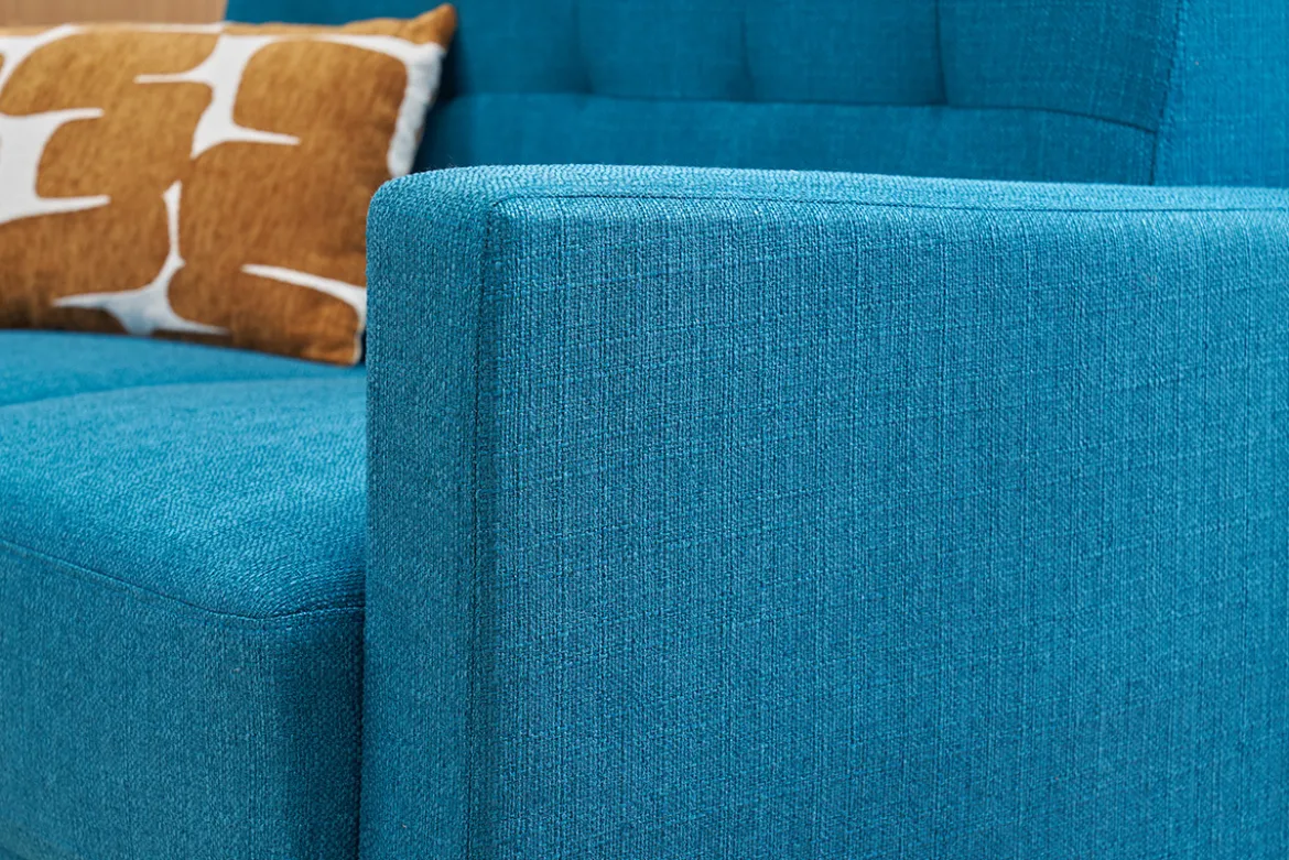 Canapé scandinave 2 places en tissu bleu canard et bois clair MOON