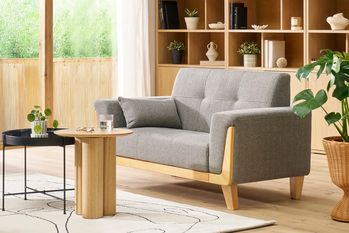 Canapé scandinave 2 places en tissu gris et bois clair FJORD