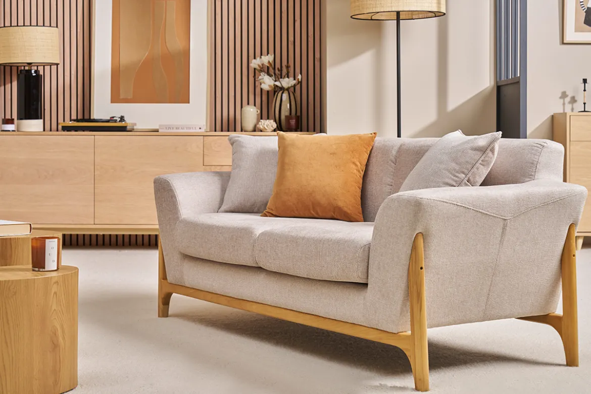 Canapé scandinave 2 places en tissu effet velours texturé beige et bois clair ASAKO