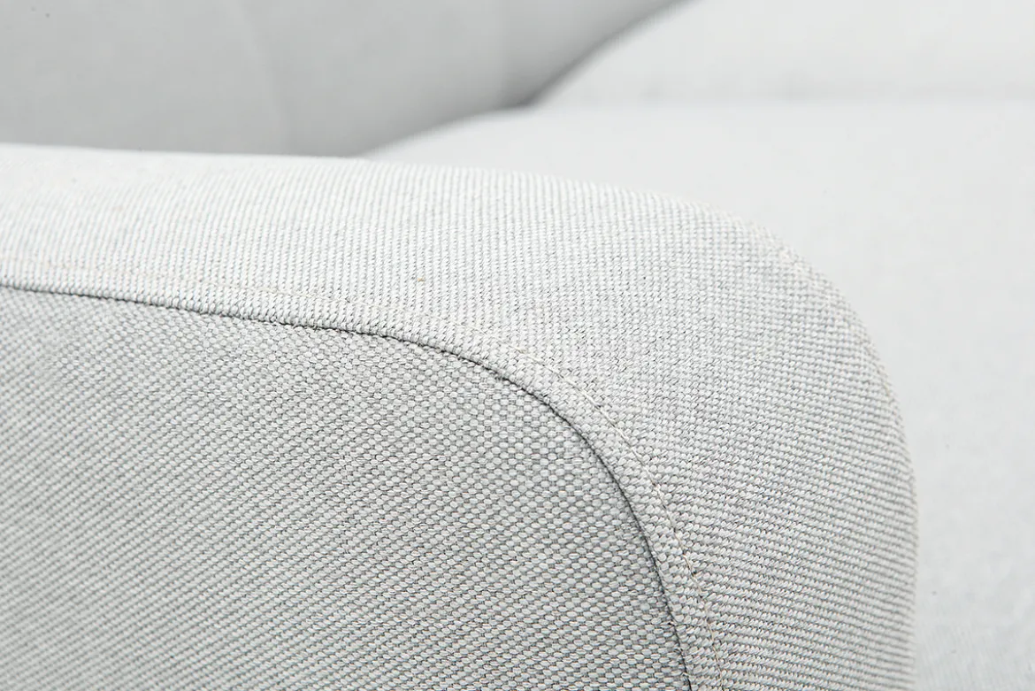 Canapé scandinave 2 places en tissu gris clair et bois clair LUNA