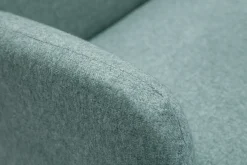 Canapé scandinave 2 places en tissu vert de gris et bois clair ISKO