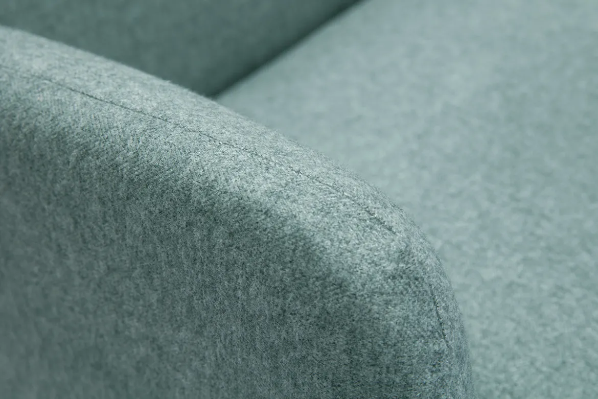 Canapé scandinave 2 places en tissu vert de gris et bois clair ISKO
