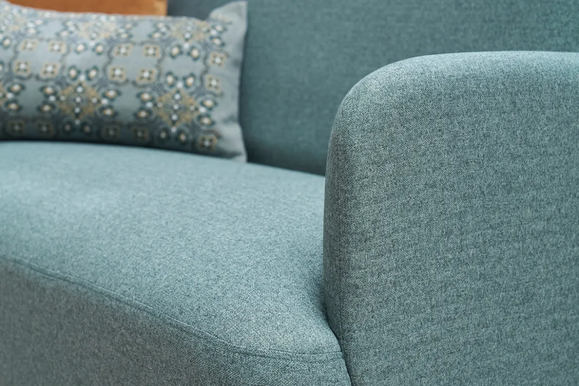 Canapé scandinave 2 places en tissu vert de gris et bois clair ISKO