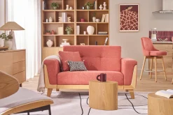Canapé scandinave 2 places en tissu terracotta et bois clair FJORD