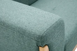 Canapé scandinave 2 places en tissu vert de gris et bois clair FJORD