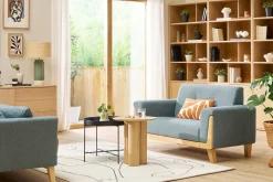 Canapé scandinave 2 places en tissu vert de gris et bois clair FJORD