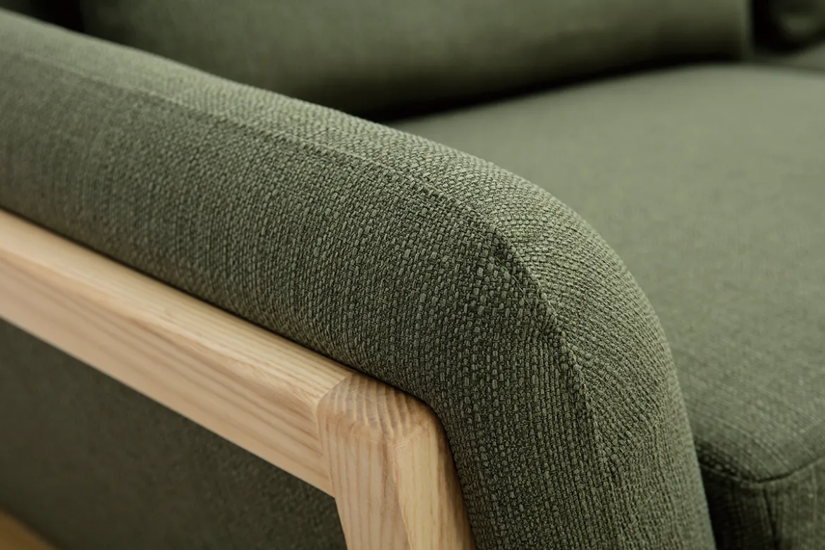 Canapé scandinave 3 places en tissu vert kaki et bois clair YOKO