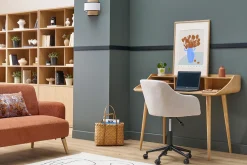 Chaise de bureau capitonnée à roulettes en tissu effet velours texturé beige et métal noir BALTIK