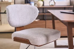 Chaise de bureau en tissu effet velours texturé gris et bois foncé noyer HANZ