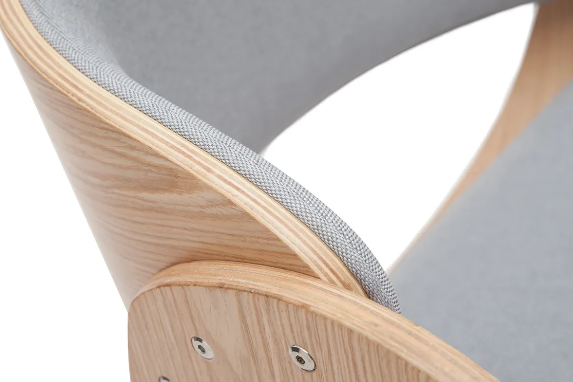 Chaise de bureau à roulettes design en tissu gris, bois clair et acier chromé BENT