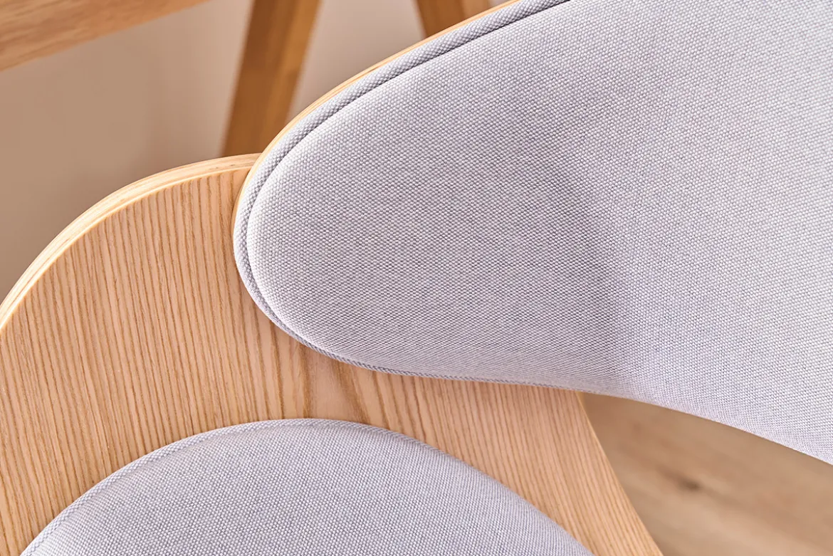 Chaise de bureau à roulettes design en tissu gris, bois clair et acier chromé BENT