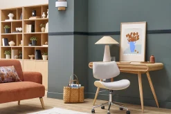 Chaise de bureau à roulettes design en tissu effet velours texturé beige, bois clair chêne et métal MALMO