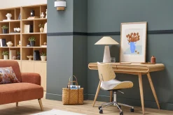 Chaise de bureau à roulettes design en tissu effet velours texturé beige, bois clair chêne et métal MALMO