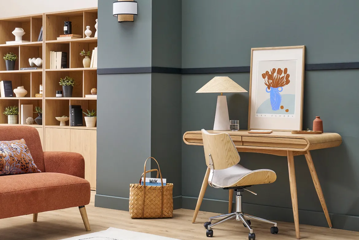 Chaise de bureau à roulettes design en tissu effet velours texturé beige, bois clair chêne et métal MALMO