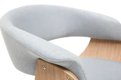 Chaise de bureau à roulettes design en tissu gris clair, bois clair et acier chromé OKTAV