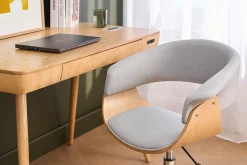 Chaise de bureau à roulettes design en tissu gris clair, bois clair et acier chromé OKTAV
