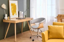 Chaise de bureau à roulettes design en tissu gris clair, bois clair et acier chromé OKTAV