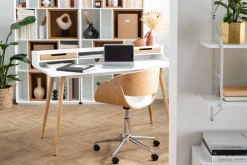 Chaise de bureau à roulettes design blanc, bois clair et acier chromé BENT