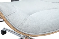 Chaise de bureau à roulettes design en tissu gris clair, bois clair et acier chromé YORKE