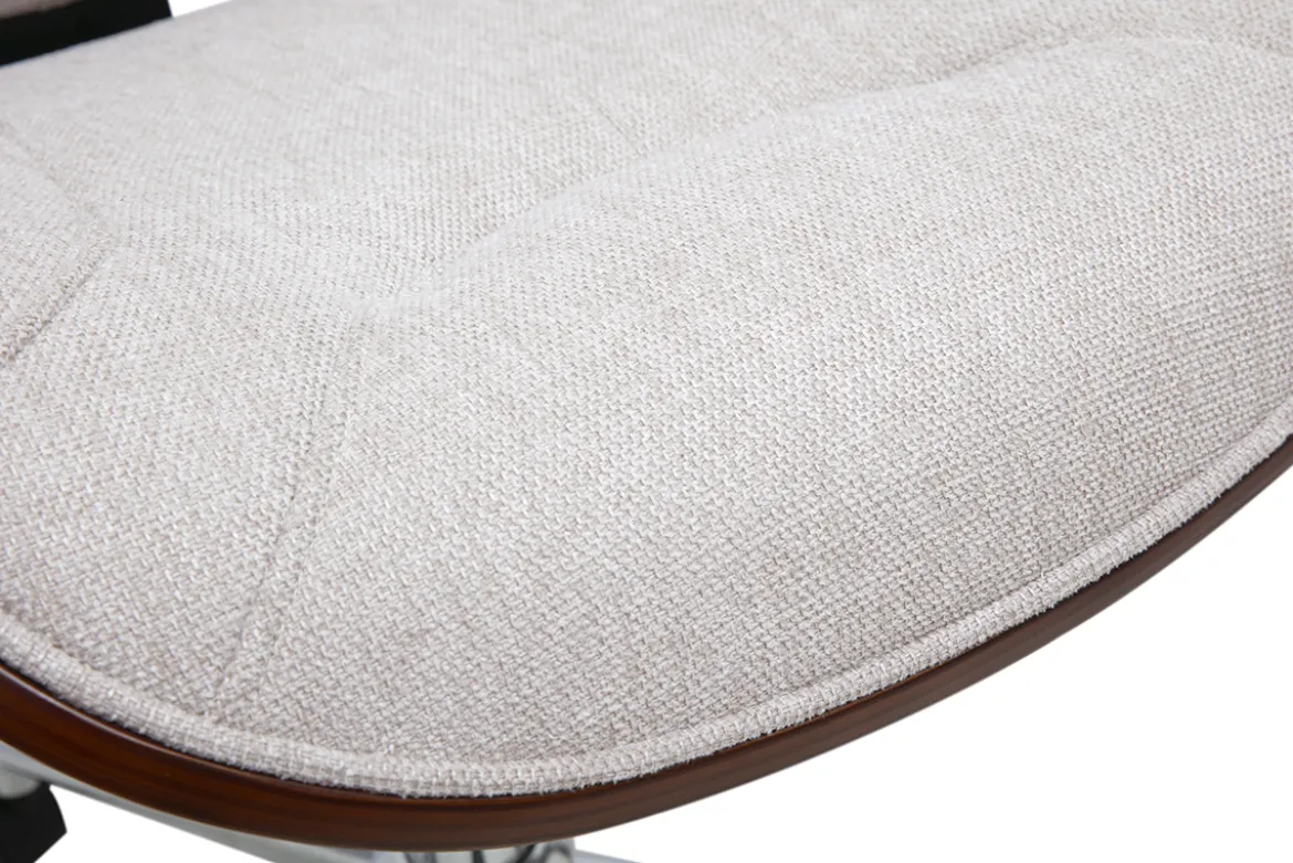Chaise de bureau à roulettes design en tissu effet velours texturé beige, bois foncé et acier chromé YORKE