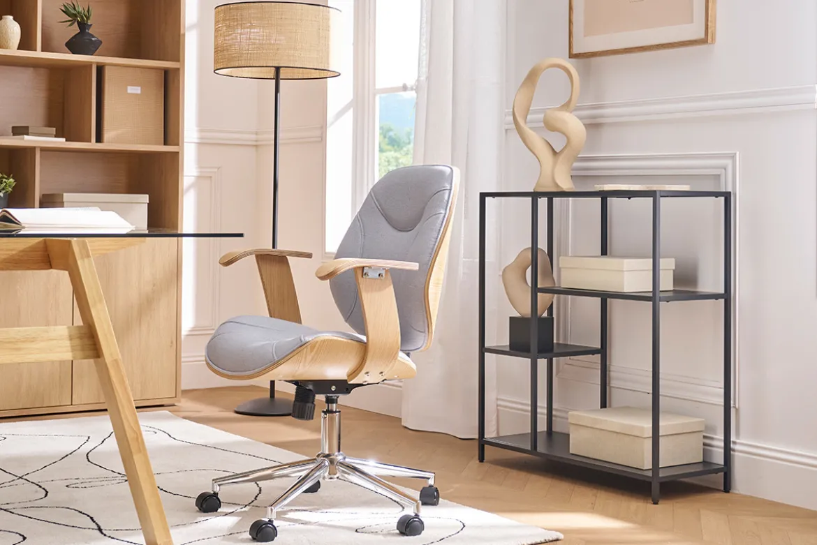 Chaise de bureau à roulettes design en tissu effet velours texturé beige, bois foncé et acier chromé YORKE