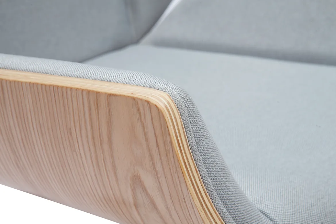 Chaise de bureau à roulettes design en tissu gris clair, bois clair et acier chromé CURVED