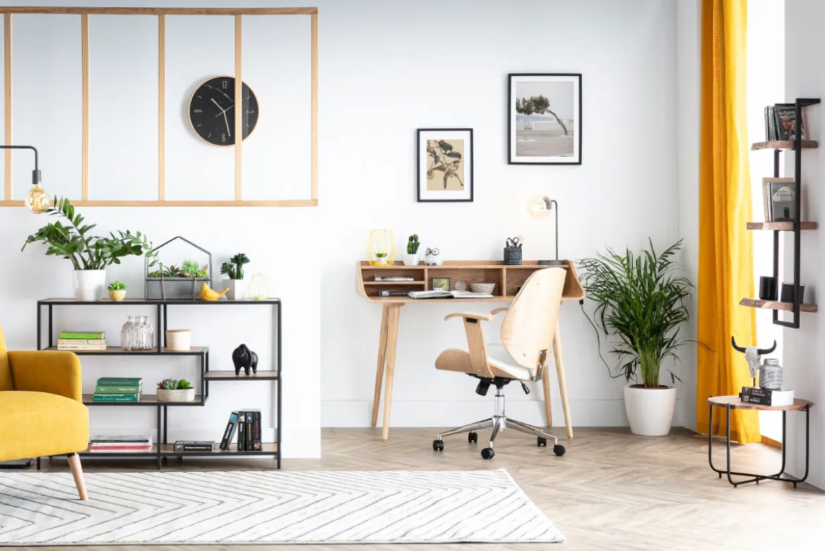 Chaise de bureau à roulettes design blanc, bois clair et acier chromé YORKE