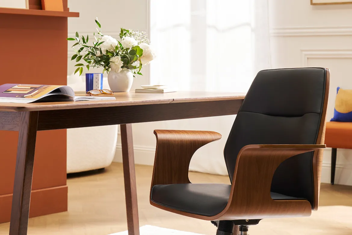 Chaise de bureau à roulettes design noir, bois foncé noyer et acier chromé RUFIN