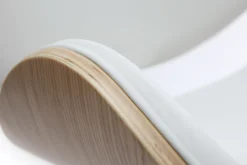 Chaise de bureau à roulettes design blanc, bois clair et acier chromé WALNUT