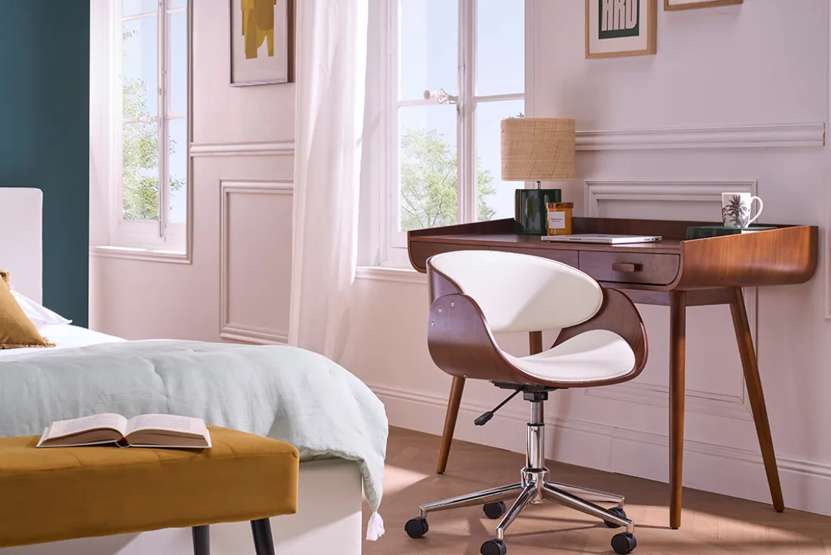 Chaise de bureau à roulettes design blanc, bois foncé noyer et acier chromé BENT