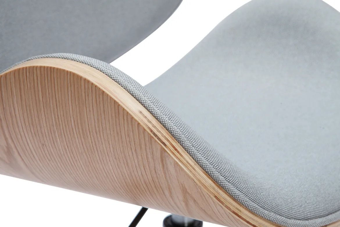 Chaise de bureau à roulettes design en tissu gris clair, bois clair et acier chromé WALNUT