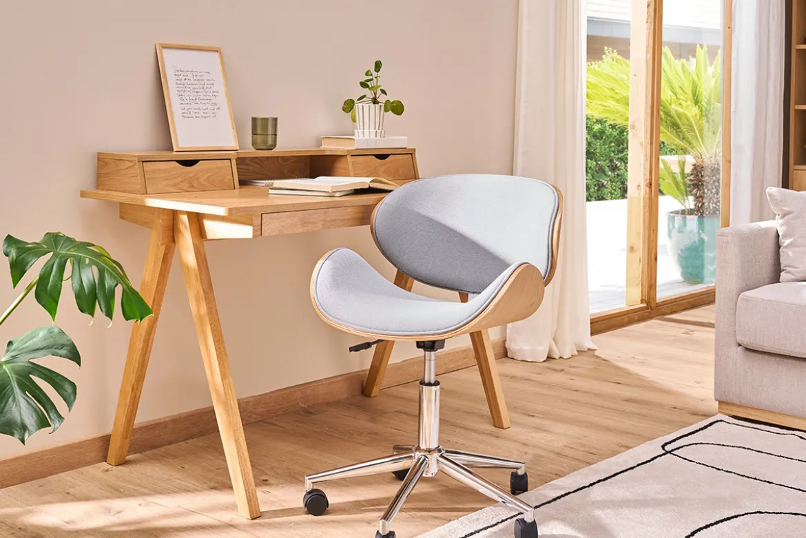 Chaise de bureau à roulettes design en tissu gris clair, bois clair et acier chromé WALNUT