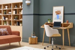 Chaise de bureau à roulettes en tissu chenille beige, bois clair et métal chromé EARL