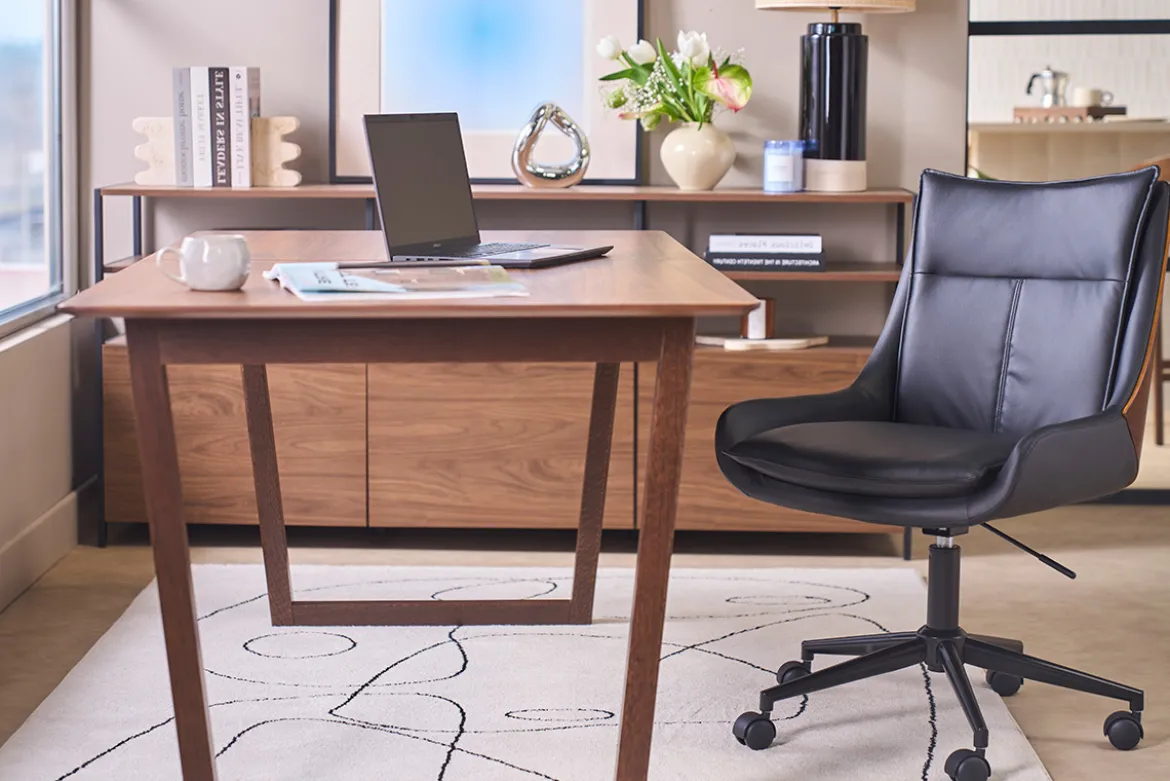Chaise de bureau à roulettes noire et bois foncé BLAISE