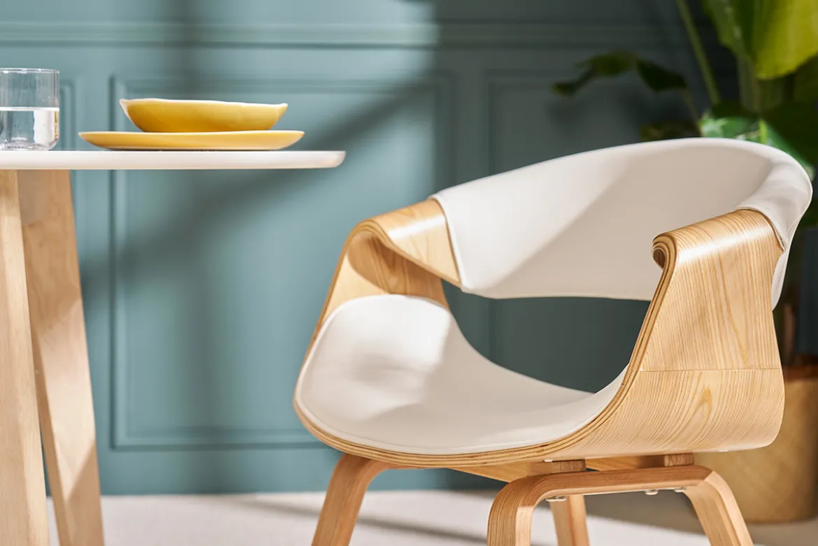 Chaise design blanc et bois clair ARAMIS