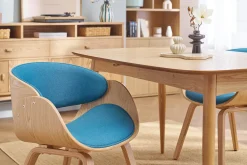 Chaise design en tissu bleu canard et bois clair BENT