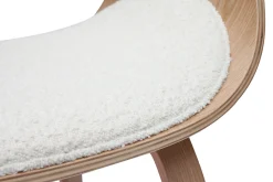 Chaise design en tissu effet laine bouclée blanc et bois clair BENT