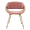 Chaise design en tissu effet velours texturé terracotta et bois clair BENT