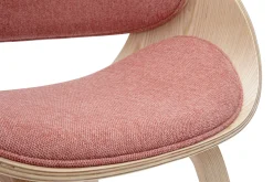 Chaise design en tissu effet velours texturé terracotta et bois clair BENT