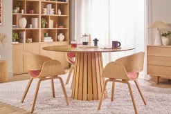 Chaise design en tissu effet velours texturé terracotta et bois clair BENT