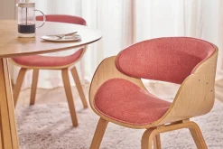 Chaise design en tissu effet velours texturé terracotta et bois clair BENT