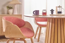 Chaise design en tissu effet velours texturé terracotta et bois clair BENT