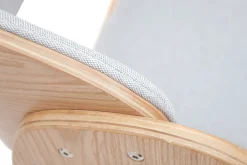Chaise design en tissu gris et bois clair BENT
