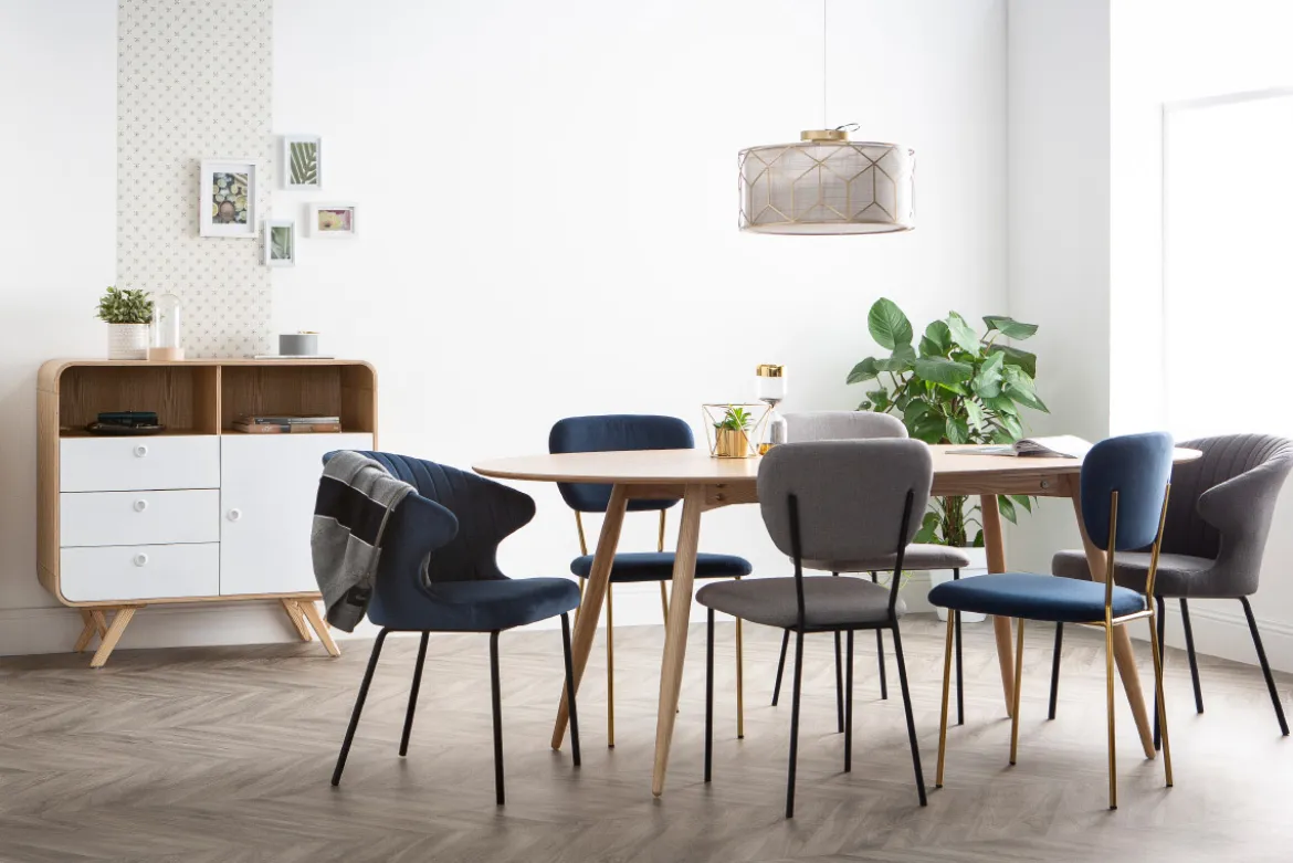 Chaise design en tissu velours bleu foncé et métal noir REQUIEM