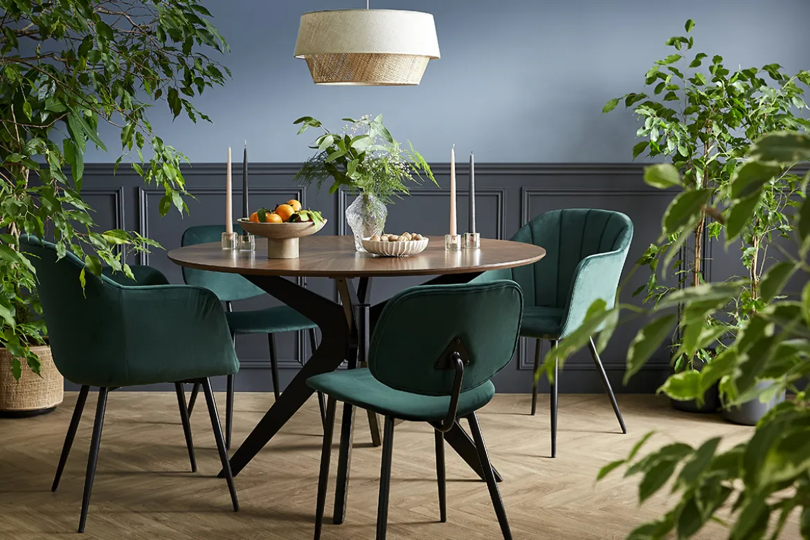 Chaise design en tissu velours vert foncé et métal noir MILLY