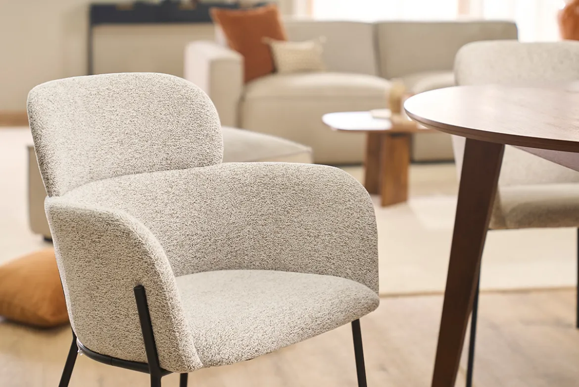 Chaise design en tissu velours chenille beige et métal noir TULUM