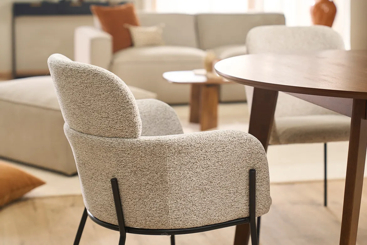 Chaise design en tissu velours chenille beige et métal noir TULUM