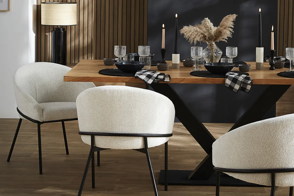 Chaise design en tissu velours chenille blanc cassé et métal noir JENNA