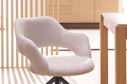 Chaise pivotante 360° en tissu effet velours texturé beige et métal noir JESSY