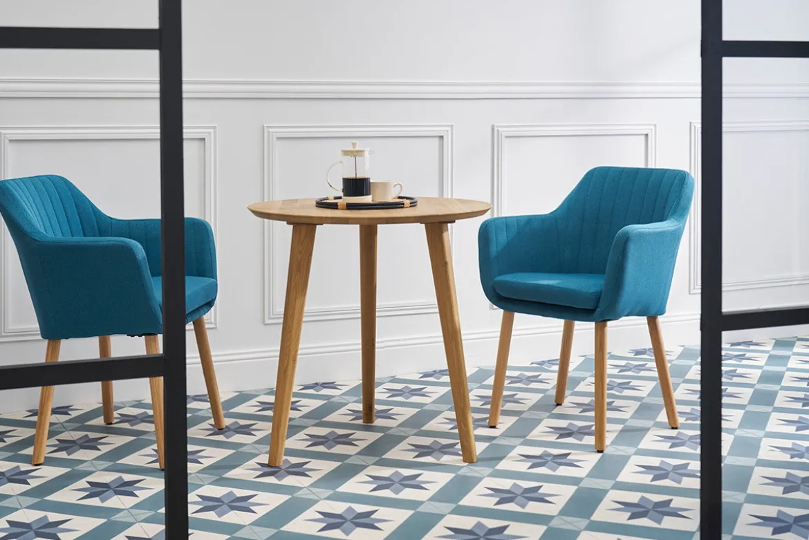 Chaise scandinave en tissu bleu canard et bois clair ALEYNA